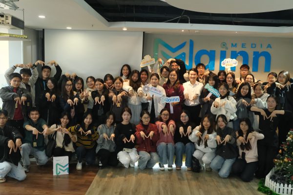 Mainn Media chụp ảnh lưu niệm cùng các bạn sinh viên